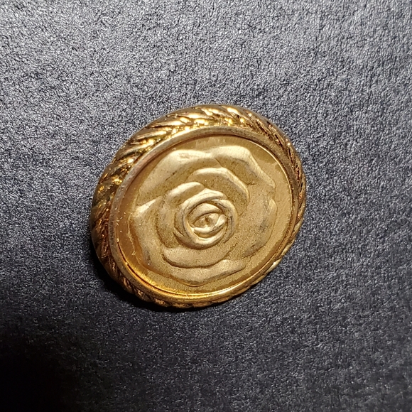 Metal Shank Buttons Flower in Gold Tone - Picture 3 of 7